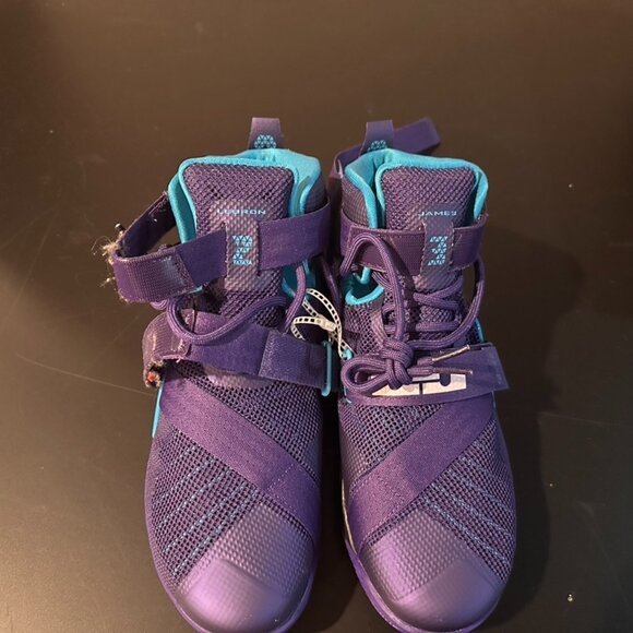 Nike Lebron James Sneakers - Picture 6 of 8